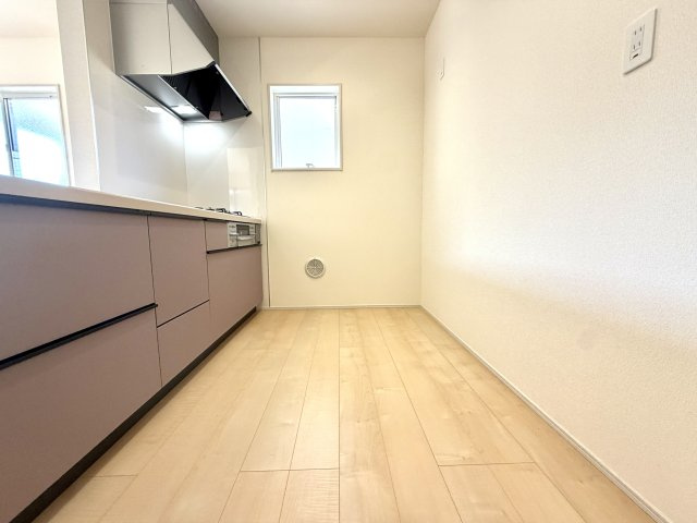 越谷市蒲生４丁目　中古戸建のキッチン|すれ違いがスムーズに行える奥行きのあるキッチン背面。家族一緒にキッチンに立っても快適です。