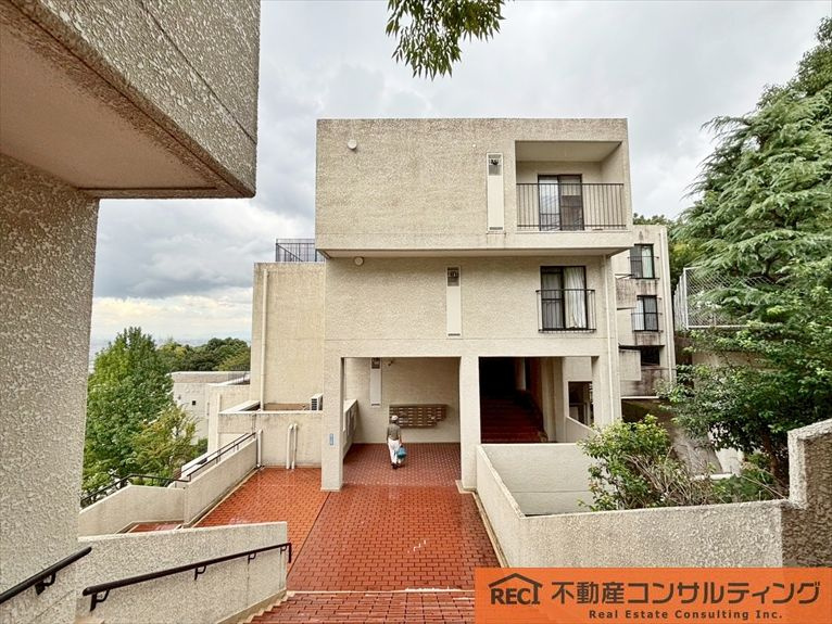 進和苦楽園アーバンライフA棟の玄関