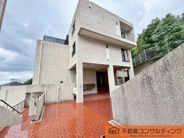 進和苦楽園アーバンライフA棟のエントランス