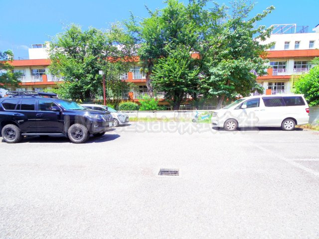 JUN柳沢スクエアの駐車場