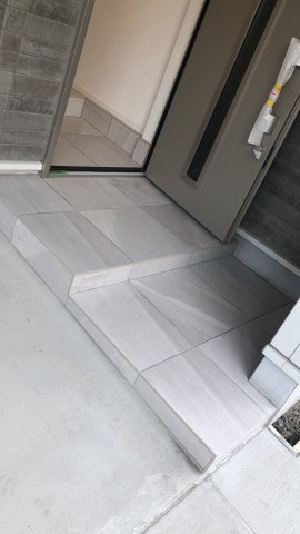 新宿区富久町の一戸建ての玄関
