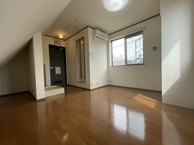 大多和アパートの居間・リビング|★明るいフローリングの角部屋です★