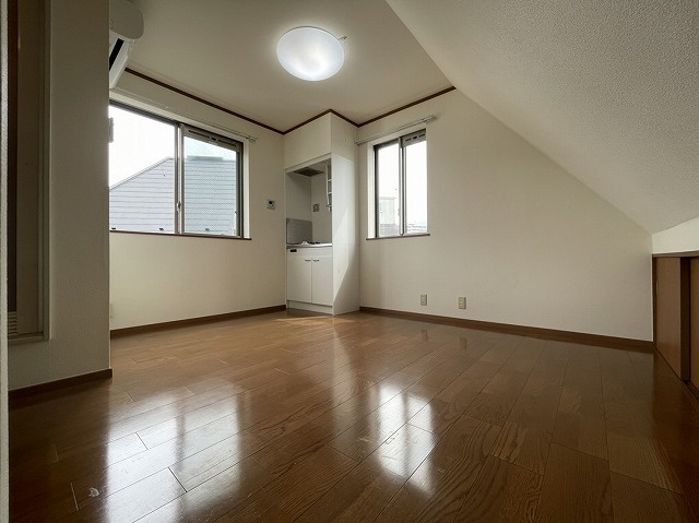 大多和アパートの居間・リビング|★明るいフローリングの角部屋です★