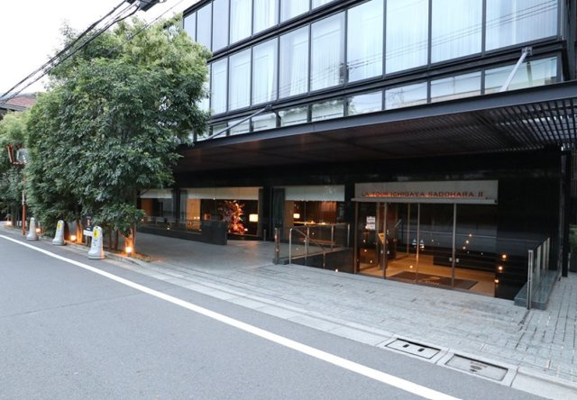 新宿区市谷砂土原町３丁目の賃貸マンションのエントランス