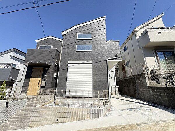 希望が丘から徒歩15分の明るい２階にLDKを持ってきた新築戸建の外観