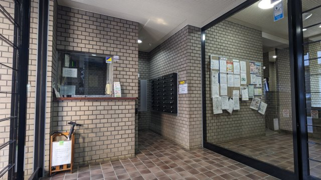 コスモ南与野のロビー|管理人室もあります