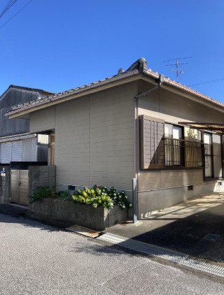「趣のある平屋」高知市瀬戸1丁目　中古一戸建ての前面道路含む現地写真|瓦屋根が印象的な平屋住宅。物件すぐ横に駐車スペースもございます。