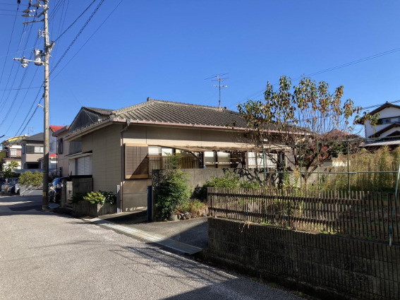 「趣のある平屋」高知市瀬戸1丁目　中古一戸建ての外観|前面道路から見た住まいの外観。庭の植栽が彩りを添えています♪