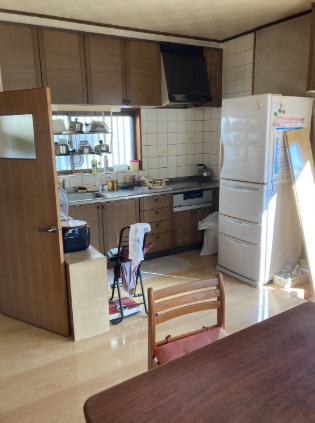 「趣のある平屋」高知市瀬戸1丁目　中古一戸建てのキッチン|窓に面した壁付けキッチン。調理道具などの収納スペースも豊富です♪