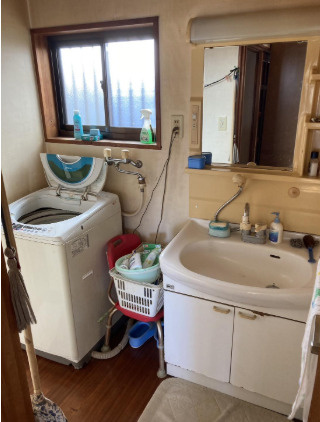 「趣のある平屋」高知市瀬戸1丁目　中古一戸建ての脱衣所|洗面台と洗濯機置場がまとまり、窓から光が入る洗面・脱衣所。
