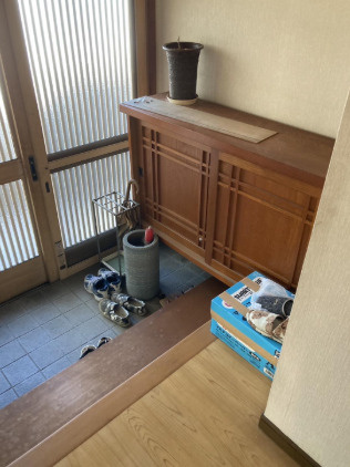 「趣のある平屋」高知市瀬戸1丁目　中古一戸建ての玄関|下駄箱を備えた玄関。引き戸のガラス越しに柔らかい自然光が入ります。
