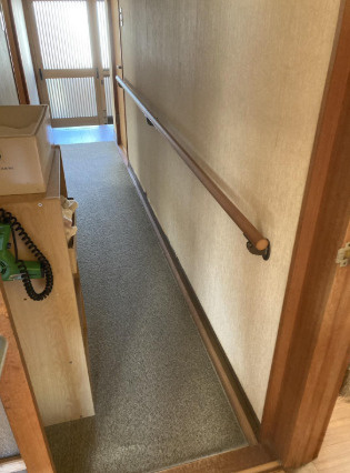 「趣のある平屋」高知市瀬戸1丁目　中古一戸建てのその他|壁に手すりを設け、室内の移動をサポートする廊下です。
