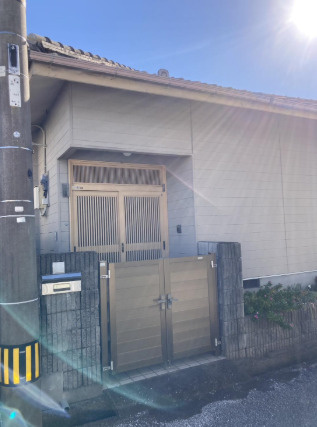 「趣のある平屋」高知市瀬戸1丁目　中古一戸建ての外観|外壁と引き戸の玄関が、落ち着いており和を感じる佇まい。
