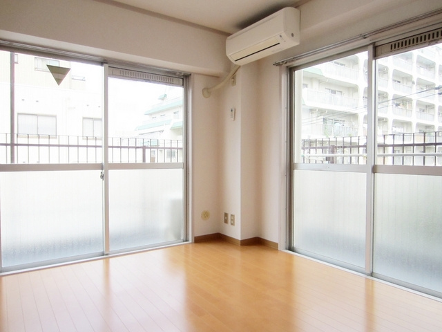 リーフハイツ藤の居間・リビング|二面彩光で光が差し込み明るいお部屋です