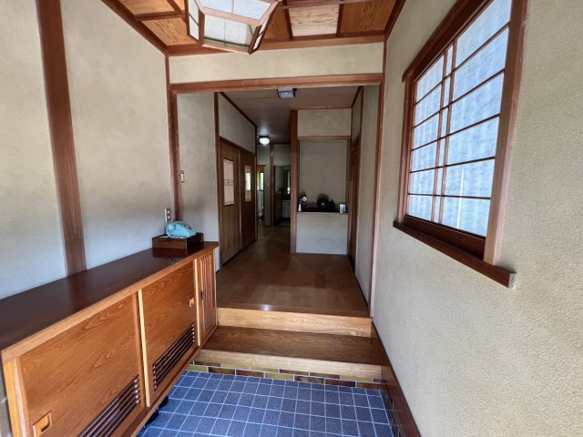 備前市鶴海畑付中古戸建住宅の玄関