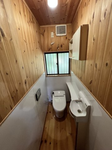 備前市鶴海畑付中古戸建住宅のトイレ