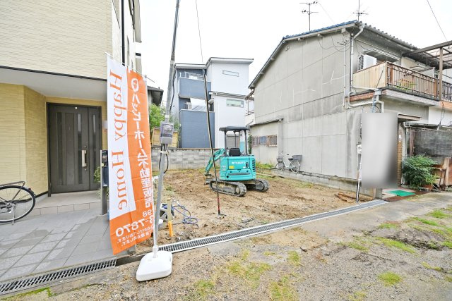 リーブルガーデン若王寺2丁目新築一戸建て│2SLDK＋駐車1台可の外観| 現在更地ですので、建築前の土地の様子を見学して頂けます。
LDKは広々約17.5帖、リビング階段で、家族が自然とつながる住まいです。
