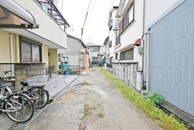 リーブルガーデン若王寺2丁目新築一戸建て│2SLDK＋駐車1台可の前面道路含む現地写真|前面道路は南側4.0ｍ私道です。道路幅や周辺の街並みも現地で確認できます。