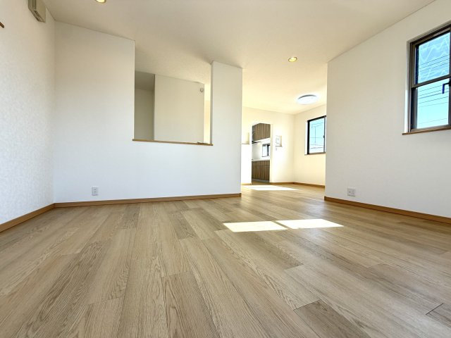 越谷市船渡　中古戸建の居間・リビング|1日を通して柔らかな自然光が広がるリビング。お好みの家具で自分好みの空間づくりが楽しめます。