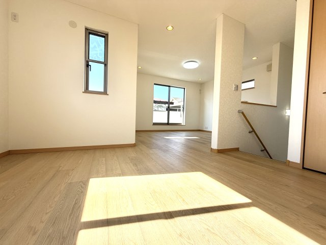 越谷市船渡　中古戸建の居間・リビング|開放感あふれる心地よいリビング空間。家族との会話が自然と弾む温かみのあるお部屋です。