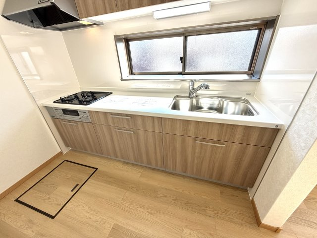 越谷市船渡　中古戸建のキッチン|豊富な引き出し収納を備えたシステムキッチン。調理器具やカトラリーもすっきり整理整頓できます。