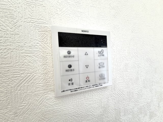 越谷市船渡　中古戸建の発電・温水設備|浴室とキッチンの両方にリモコンを完備。料理や家事の合間にも手軽にお湯張りの操作が行えます。
