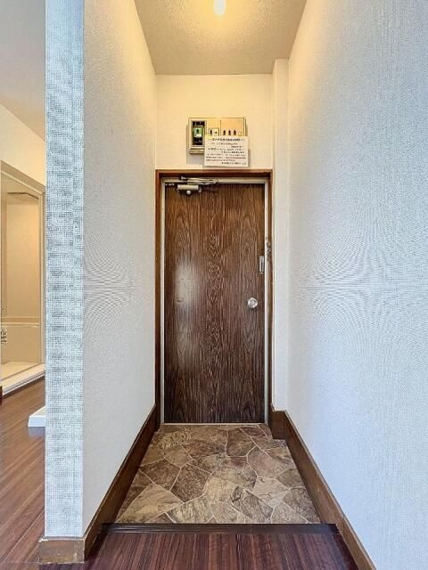 大塚ビルの玄関