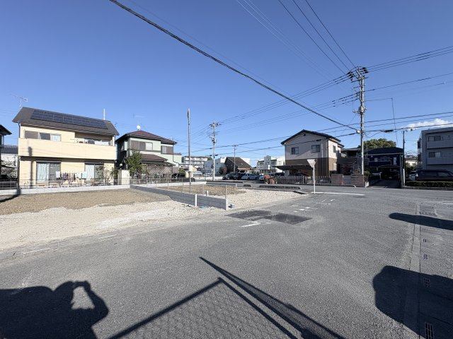 【前面道路含む現地写真】 | 熊谷市久下4丁目　LiveleGarden.s　新築戸建　全2棟  1号棟