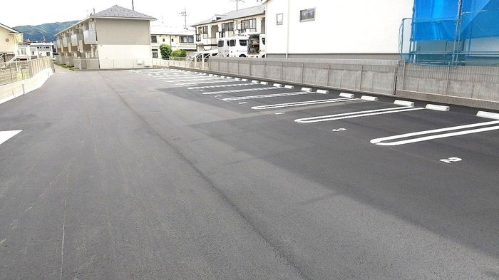 アースフィールド大津の駐車場