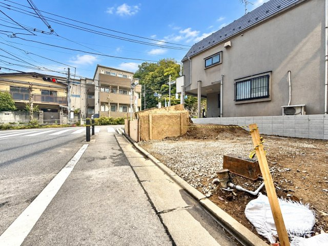 板橋区小豆沢3丁目　新築戸建の前面道路含む現地写真|2026.10.30撮影

現地ご見学希望・資料請求などお気軽にお問い合わせ下さい！
03-5990-5201
