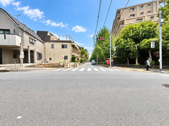 板橋区小豆沢3丁目　新築戸建の前面道路含む現地写真|2026.10.30撮影

現地ご見学希望・資料請求などお気軽にお問い合わせ下さい！
03-5990-5201