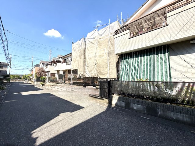 越谷市七左町６丁目　中古戸建の外観|最新のシステムキッチンや浴室へ新調工事中。新築感覚で心地よく住み始められるリフォーム計画です。