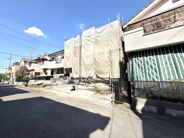 越谷市七左町６丁目　中古戸建の外観|水まわりや内装を全面的に一新するリフォーム工事中。綺麗に生まれ変わる完成が楽しみな物件です。