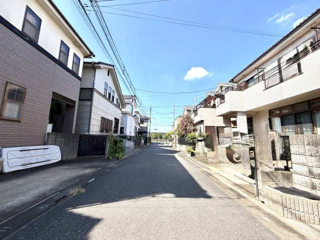 越谷市七左町６丁目　中古戸建の前面道路含む現地写真|前面道路の見通しが良く、車の駐車も安心して行えます。小さなお子様のいるご家庭も安心な住環境です。