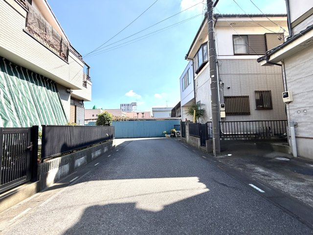 越谷市七左町６丁目　中古戸建の前面道路含む現地写真|幅員がしっかり確保された前面道路に面し、開放感があります。陽差しを遮るものが少なく日当りも良好です。