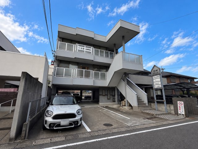 北名古屋市九之坪竹田 一棟事務所ビルの外観|外観です。外階段から各フロアへ直接上がれる造りで、テナント様ごとの出入りがしやすい建物です。
建物前に袖看板を設置しており、入居テナントの案内に活用できます。