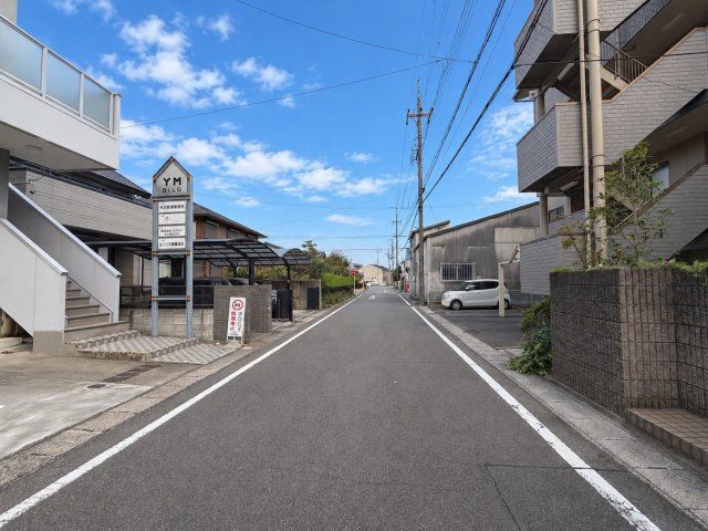 北名古屋市九之坪竹田 一棟事務所ビルの外観|南側の前面道路（公道・幅員約5.8m）です。白線の引かれた整った道路で、
1階駐車場への車の出し入れもスムーズに行えます。