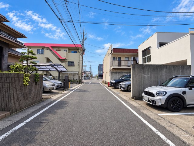 北名古屋市九之坪竹田 一棟事務所ビルの外観|南側道路（幅員約5.8m）を反対方向から見た写真です。
周辺は住宅と事業所が混在する落ち着いた街並みです。