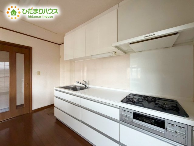 日立市相田町3丁目　中古戸建のキッチン|3口コンロと収納豊富なキッチンで、ママの毎日のお料理もはかどります☆