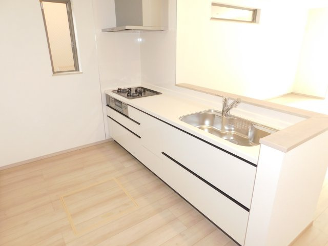 名古屋市港区名四町の新築一戸建のキッチン|◇キッチン◇　　人気の対面式・人造大理石カウンターシステムキッチン・浄水機能付ハンドシャワー・スローインクローズレール・静音仕様シンク・Ｓｉセンサーコンロ（３口）・床下収納庫