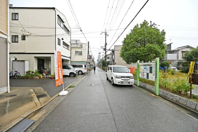 尼崎市大島2丁目中古一戸建て│4LDK＋駐車1台可の前面道路含む現地写真|道路幅や周辺の街並みも現地で確認できます。皆様からのご連絡を心よりお待ちしております。
