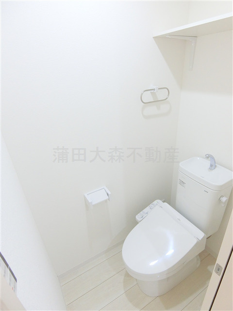 T's Cuore糀谷のトイレ|棚と温水洗浄便座付きのトイレ