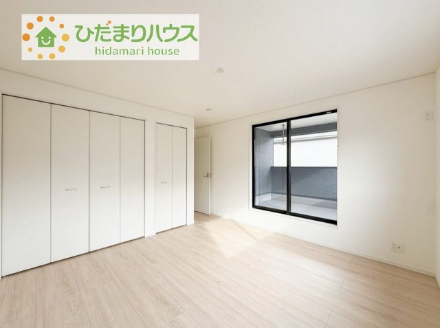 【寝室】 | 土浦市小松第7　新築戸建　4号棟 | バルコニーに面していて、たっぷり光りの入る明るい主寝室です！