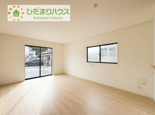 【居間・リビング】 | 土浦市小松第7　新築戸建　4号棟 | 南向きのリビングではぽかぽかの日差しが感じられます☆彡