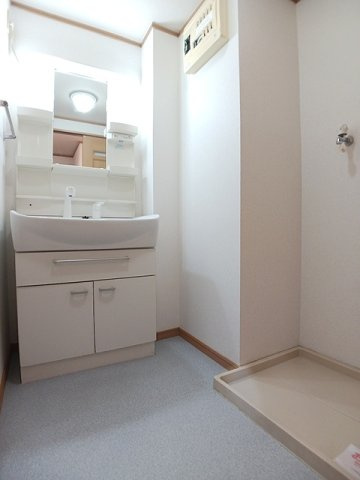 フエンテ・ロブレの洗面所|明るい洗面所です
