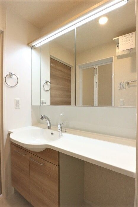 クランベール小山台の洗面所|明るい洗面所です