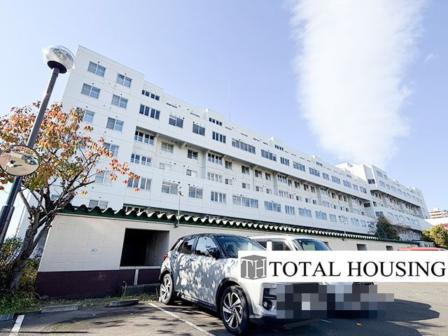 【外観】 | パストラルハイム麻生 | 周辺の穏やかな住宅街に溶け込みながらも、しっかりとした佇まいと落ち着いた色合いが安心感を与えるマンションです。