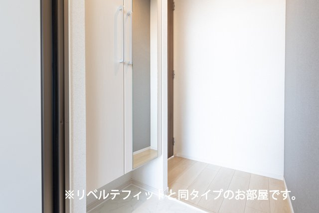 カルムコート向ヶ丘の玄関|明るい玄関です