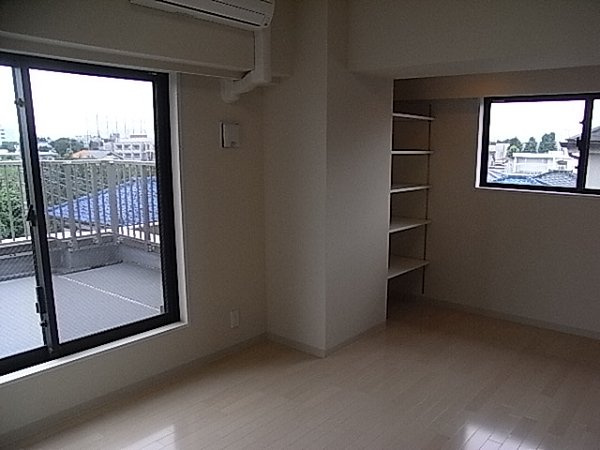 新品家具付きマンション貫井北町11(KaGood東京)の洋室|明るい洋室です