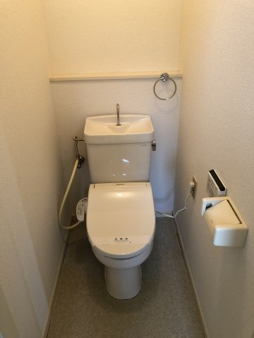 サマックス・パルのトイレ|落ち着いた色調のトイレです